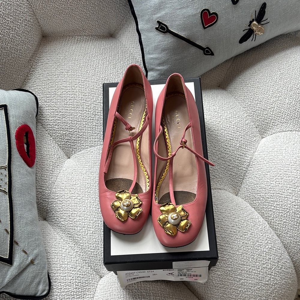 Gucci Pink Ballet Flats with Gold Flower Detail comes with original box